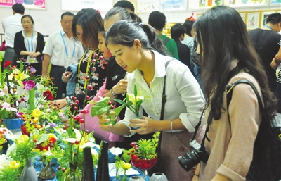 中阿博览会展厅开放后,展厅很热闹(图3)
