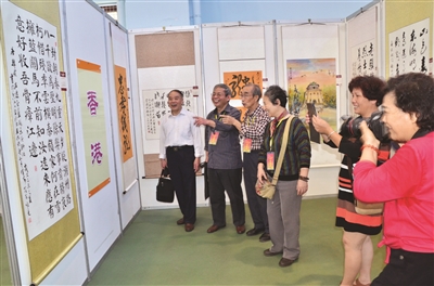 书画摄影爱好者赏评海峡两岸老年书画交流会参展作品 （记者 张伟斌 摄）