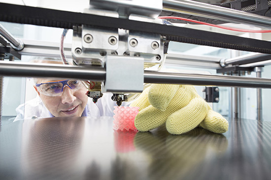 科思创专家Roland Wagner在科思创勒沃库森总部新3D打印实验室视察小型元件的制造。在认识到这些附加制造工艺的优势后，业内现在也将其视为有效地批量生产复杂或定制产品的重大机遇。