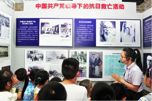 图为青少年在参观学习.jpg