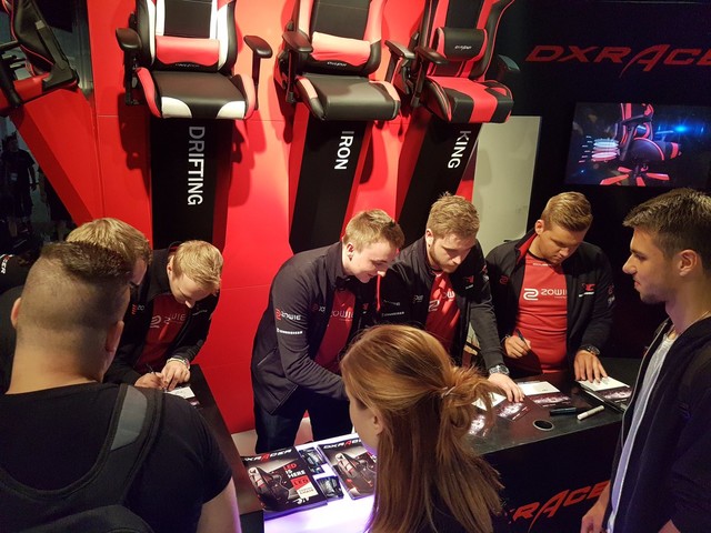 DXRacer现身德国Gamescome2106游戏展