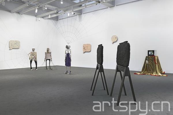群展“镜像细胞”日前在纽约惠特尼美国艺术博物馆(图5)
