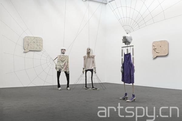 群展“镜像细胞”日前在纽约惠特尼美国艺术博物馆(图3)