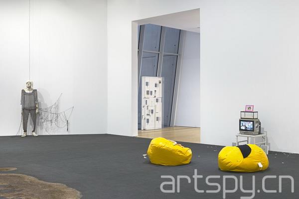 群展“镜像细胞”日前在纽约惠特尼美国艺术博物馆(图7)