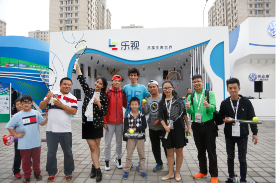 乐视展厅大师亲授网球技巧(图1)