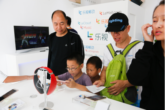 乐视展厅大师亲授网球技巧(图4)