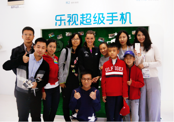 A-拉德万斯卡参观乐视中网展厅(图1)