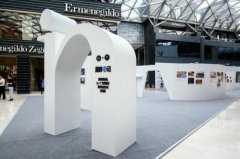 宋佳、吴秀波出席“湖畔in记”展览开幕式
